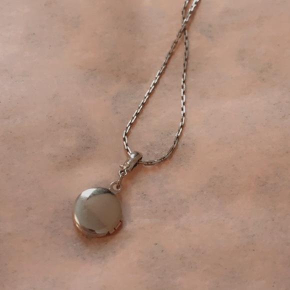 SERIOUS COLLECTORS ONLY! World’s Tiniest Locket - SUPER RARE FIND Silver Chain - Picture 4 of 17